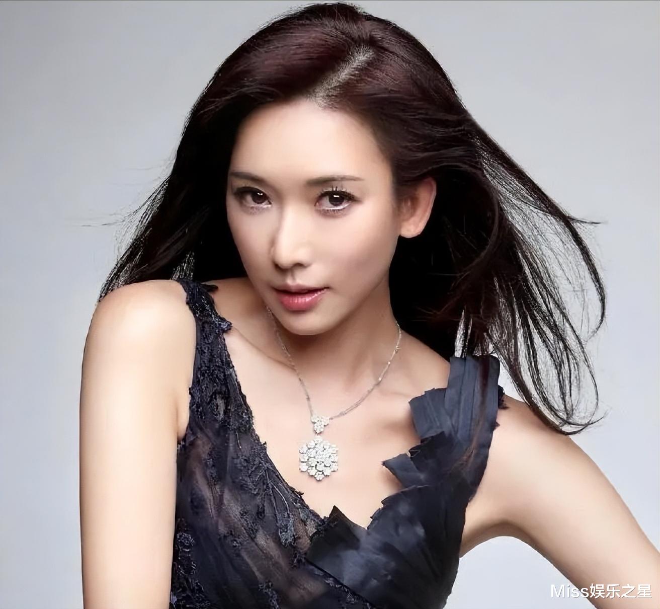 美丽|“学霸女神”林志玲,有颜值有情商,与小S玩一字马被地板反光