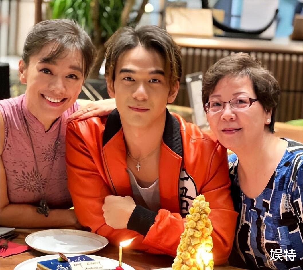 钱小豪|钱小豪6兄弟姐妹同框为父母贺寿,演员儿子带女友见长辈好事将近