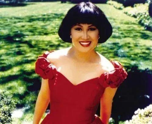 靳羽西|春晚前排坐了20年的她,到底什么来头?