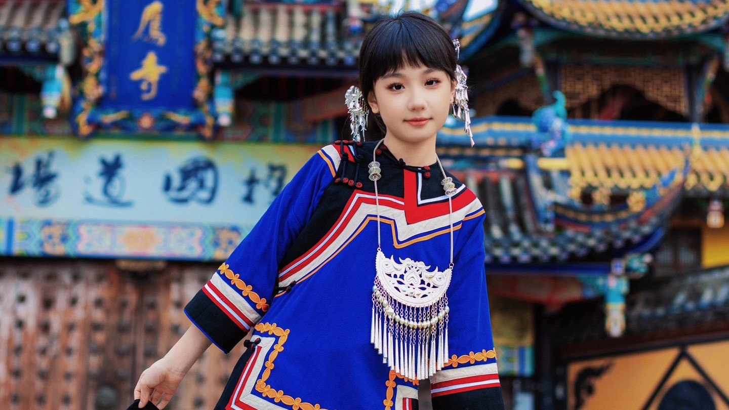 张丹峰和洪欣的10岁女儿好漂亮，小小年纪就继承了爸妈的高颜值