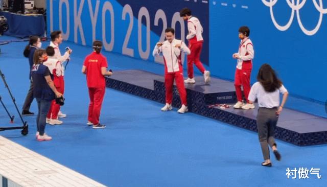 郭晶晶|香港慈善晚宴这一夜，郭晶晶撕阔太面具，将豪门名媛的脸都打肿了