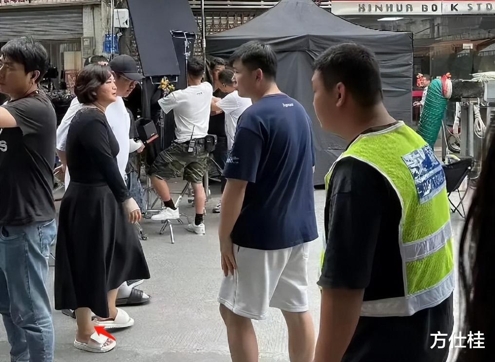 贾玲|贾玲暴瘦50斤,网友调侃:瘦死的骆驼比马大!