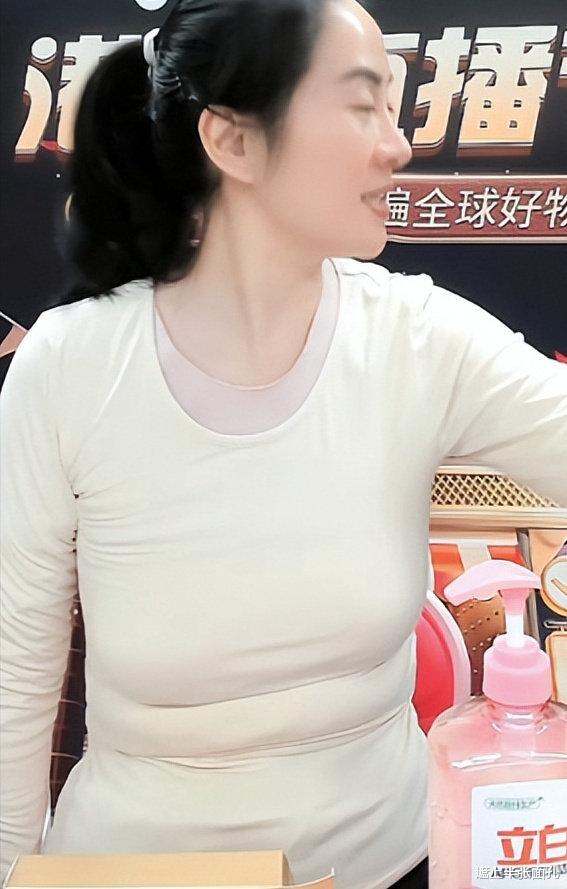 叶璇穿“牵手裙”引热议,为了直播带货频频自毁形象,滤镜碎一地