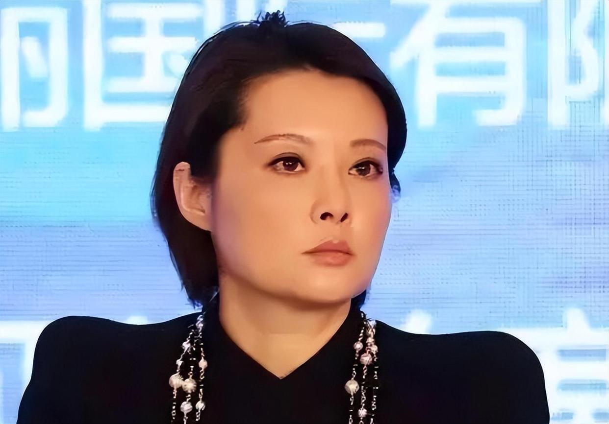 年轻时温柔,到中年却越长越凶,这6位明星天生一副不好惹的脸