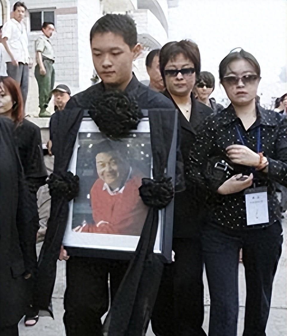 冯小刚主持葬礼，张国立痛念悼词，他的逝世，让半个娱乐圈都哭泣