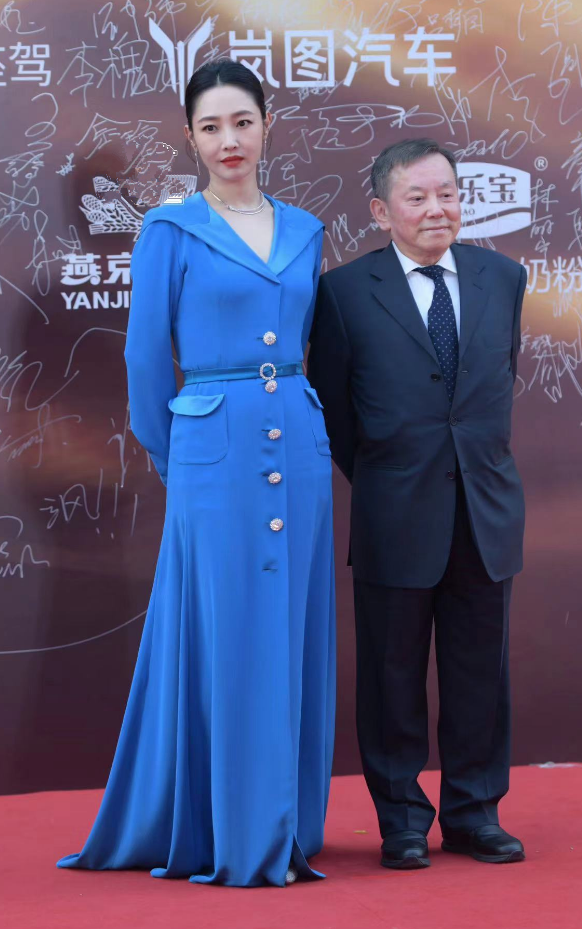 白百何|白百何深夜聚餐放飞自我,与友人碰杯大口喝啤酒,香烟一支接一支