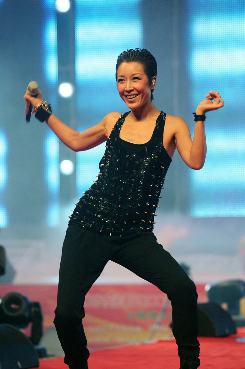 非著名娱评人吴清功指出:孙悦1972年出生,是这24个选手里最大的,资历