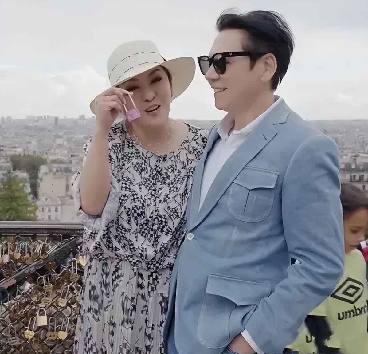 郭碧婷公公外出,排面堪比李嘉诚,身边保镖服务到位衣服抢镜