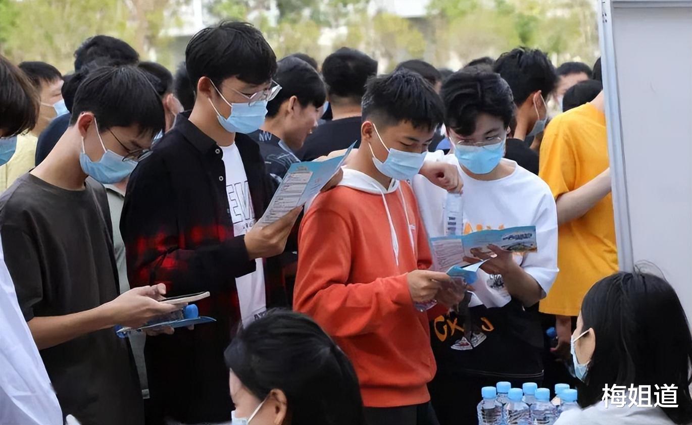 应届生身份重要吗？毕业了才知道，校招和社招待遇差的不是一般大