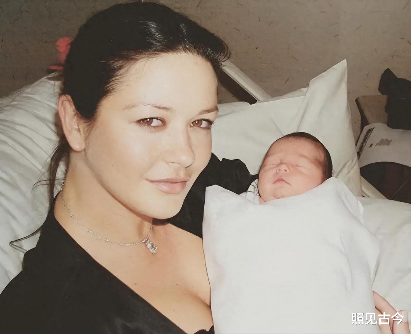 泽塔琼斯: “英伦玫瑰”被婚姻毁了,大25岁老公风流到患了口腔癌