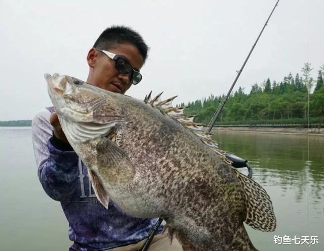|他是“路亚圈”领军人物,为了钓鱼摆过地摊,用出色钓技征服老外
