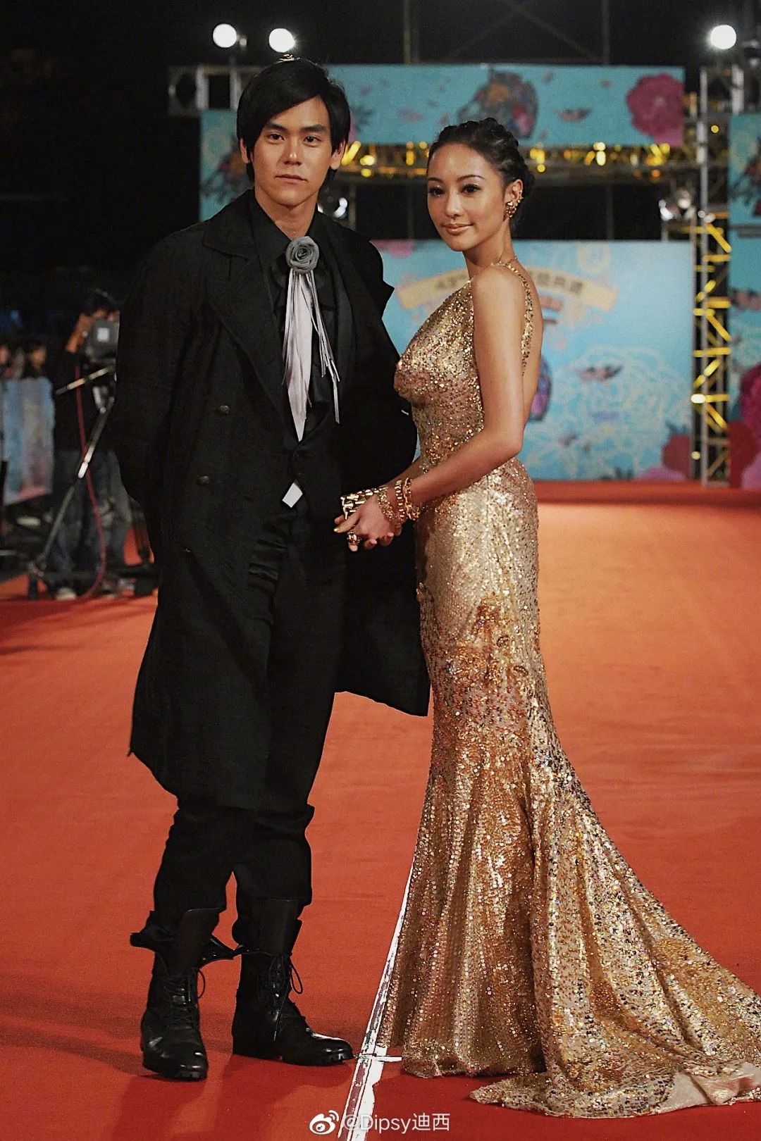 当年穿镂空装也要赢的baby，已经消失在红毯上了