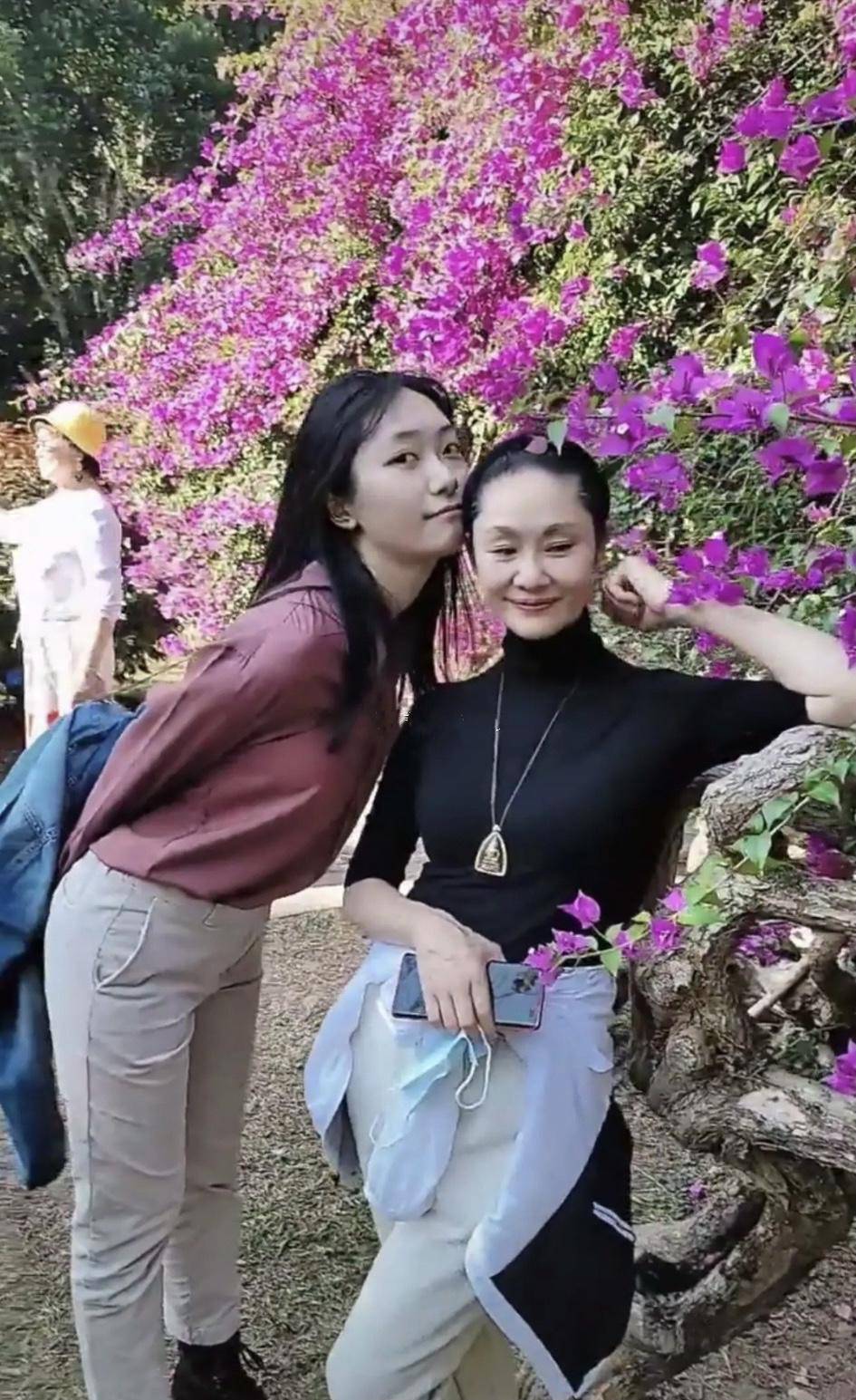 于文华|于文华携老公罕秀恩爱！男方发福肚子突出，结婚22年无子仍恩爱