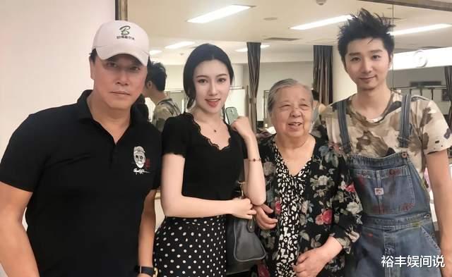 陈佩斯|陈佩斯外甥女发文悼念姥姥!分享其最后弥留照,紧紧握着不松手