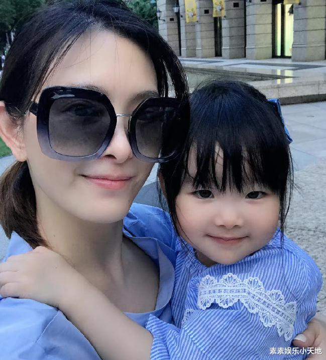 刘真7岁女儿霓霓近况：拿100分给父亲看，个性和妈妈一样要强