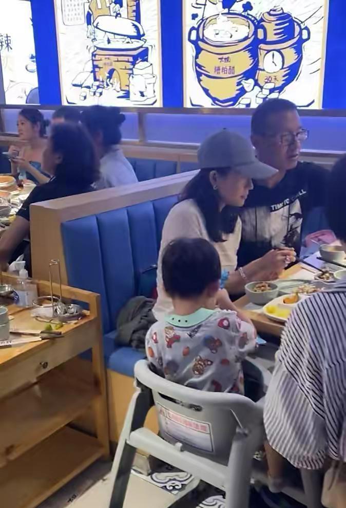 章子怡|章子怡结束巴黎行回国，机场路透曝光又飒又美，独自拉行李无人陪