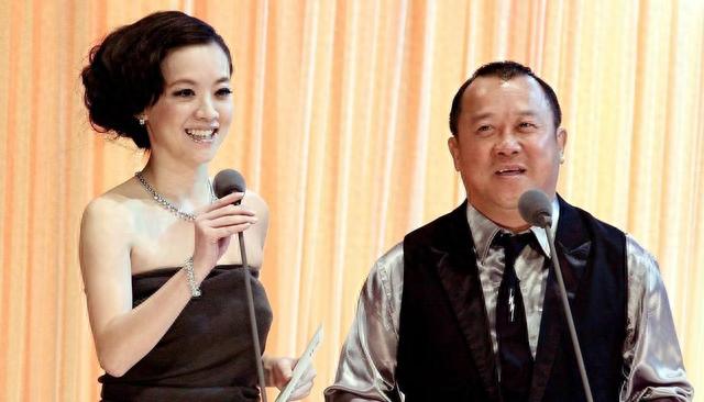 曾志伟拽的不是周冬雨的手，而是娱乐圈藏不住的丑陋，两人啥关系