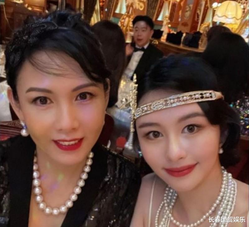 邱淑贞21岁大女儿近照曝光,五官精致身材纤细,时尚性感星范足