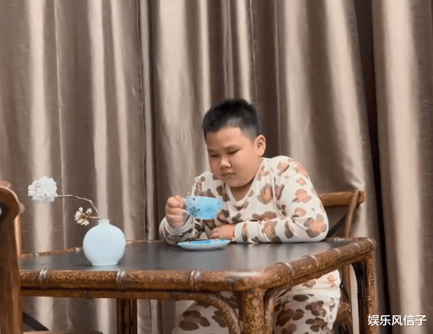 郭德纲幼子郭汾阳拍视频,澳洲豪宅曝光,使唤高筱宝做家务引争议