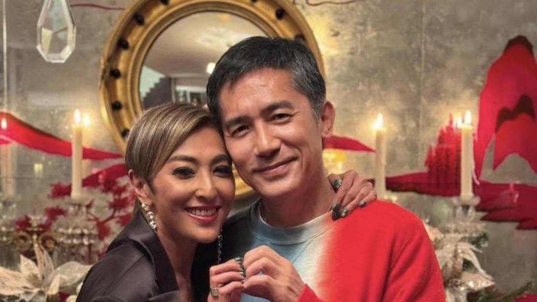 刘嘉玲在香港豪宅跨年，闺蜜晒与梁朝伟合照，两人贴脸比心抽雪茄