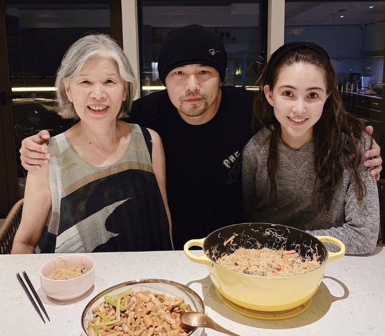 周杰伦夫妻为叶惠美庆生!昆凌甜蜜叫妈妈,和婆婆贴脸超有母女相