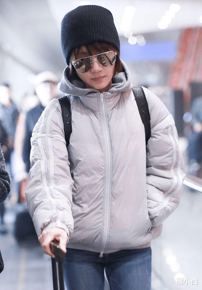 46岁袁泉真是穿搭模板!只需4件套:卫衣、羽绒服、大衣、牛仔裤