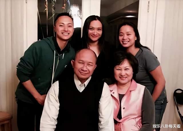 导演吴宇森:儿子不结婚,女儿不嫁人,与妻子双双患癌,靠卖房自救