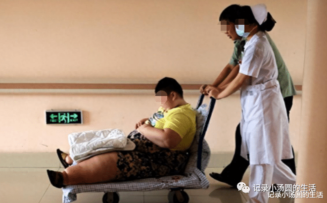 14岁男孩一顿偷吃18包泡面，一晚长胖10斤，医生划开肚子后傻眼了