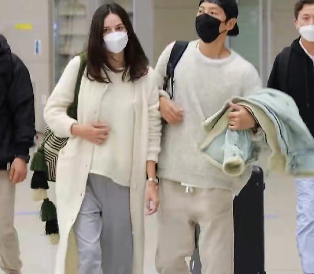 宋仲基|宋仲基携妻子现身罗马,夫妻俩牵手逛街幸福满溢,女方孕肚明显好事将近