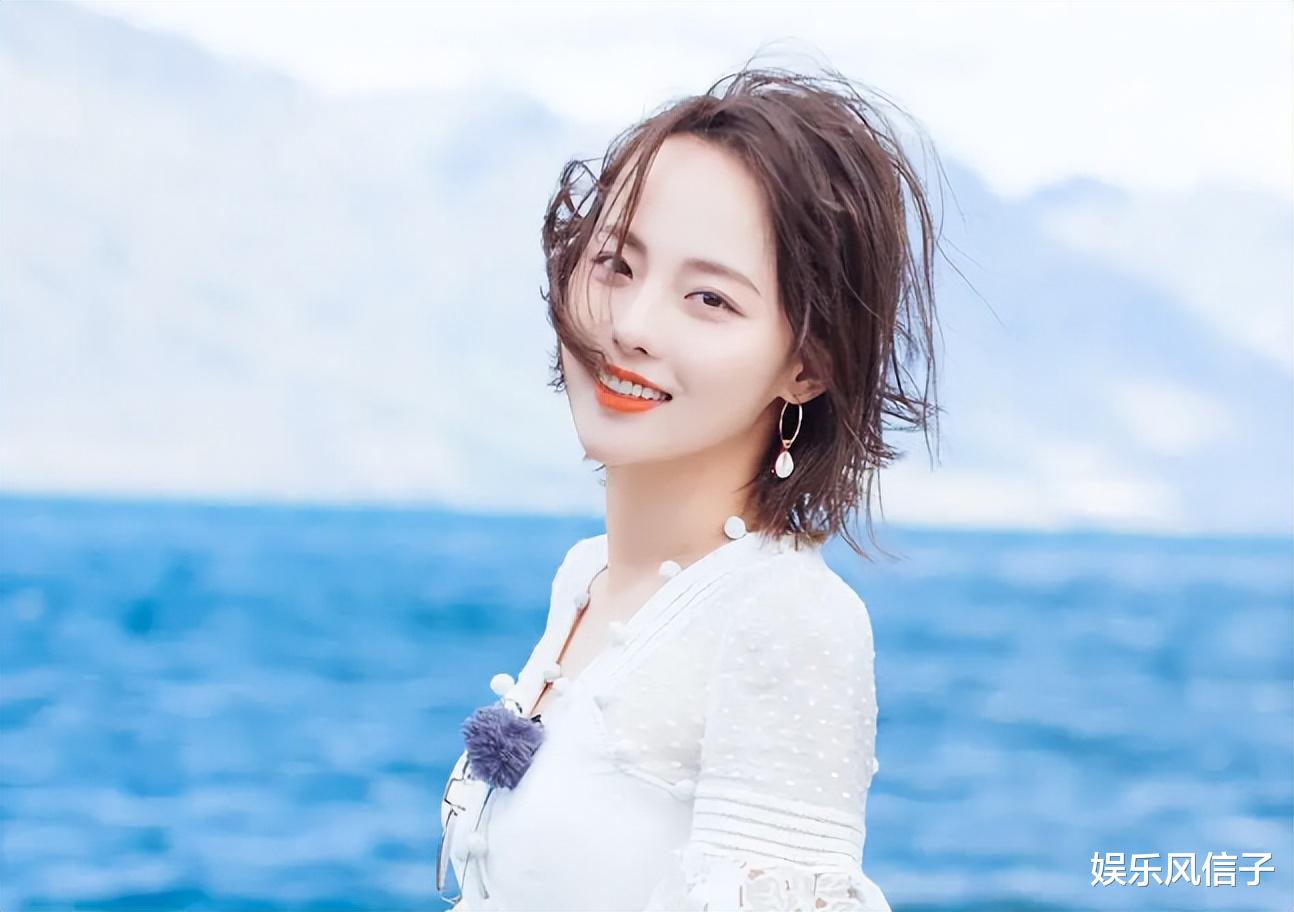 张嘉倪疯马秀风波后现身！拍做Lisa同款手势，疑已经破罐子破摔