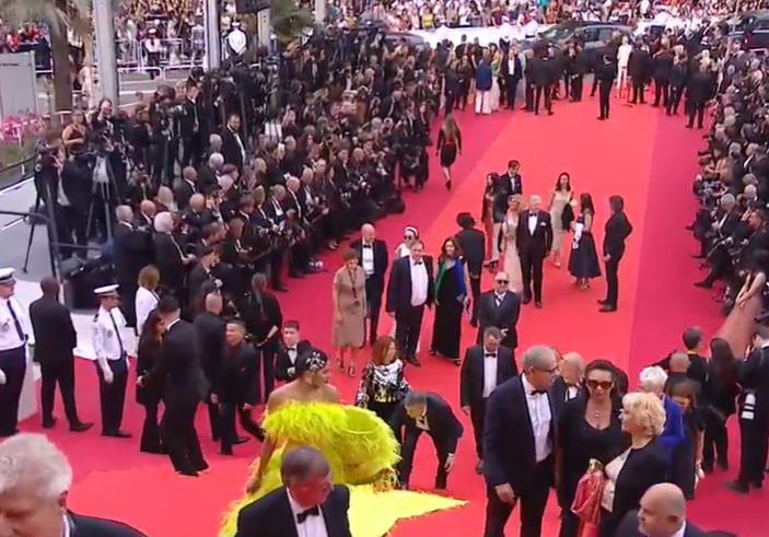 戛纳|戛纳开幕红毯华人明星待遇:巩俐专人清场拍照,关晓彤被保安催促