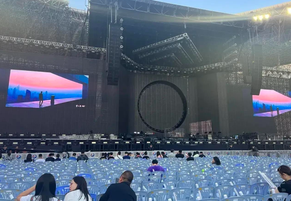 |周杰伦香港开演唱会,港星送英文花篮被骂,只有2人写中文