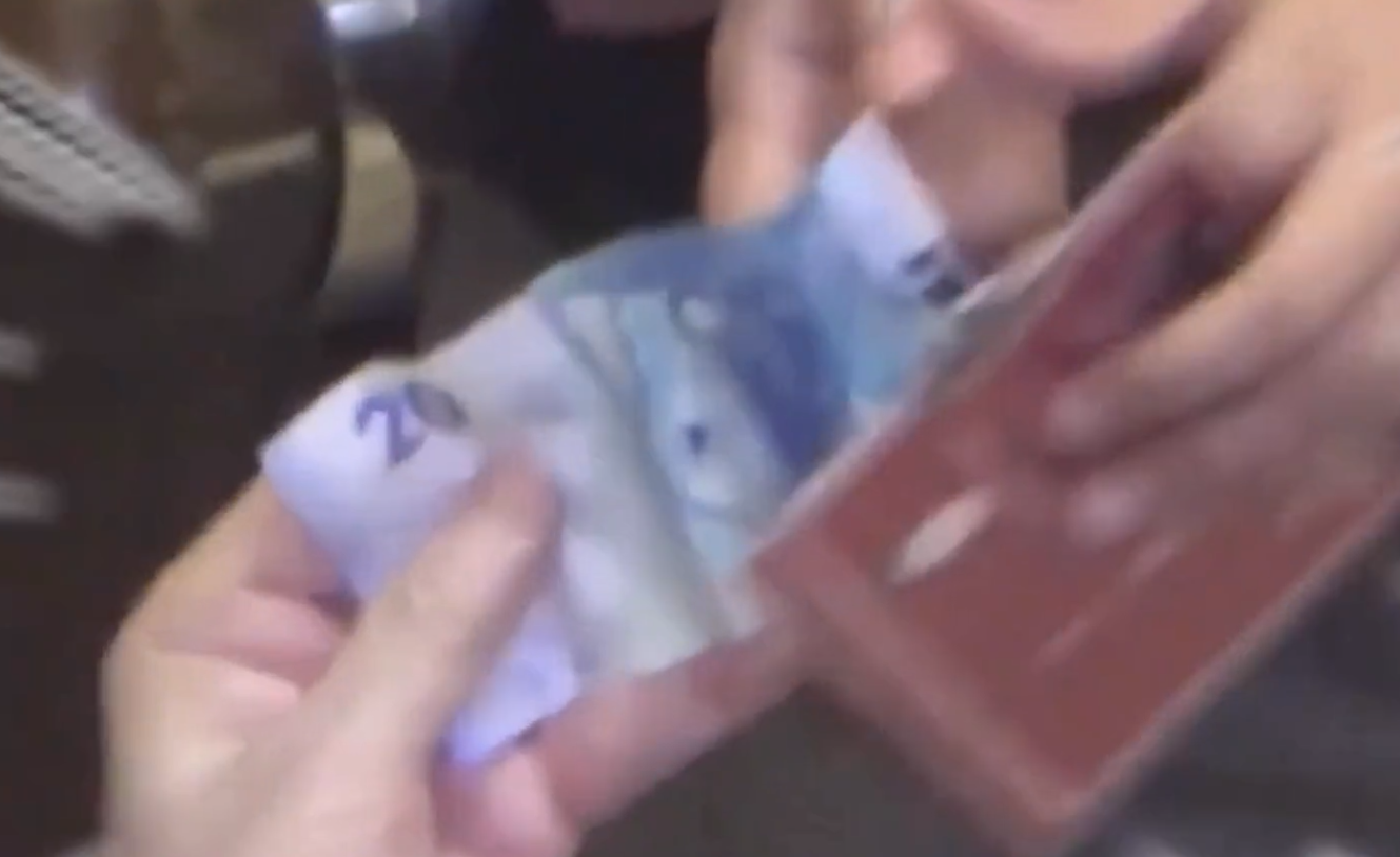 豪门明星|87岁赵世曾陪女友吃饭，女方先伸舌头吃相豪放，赏20元小费引争议