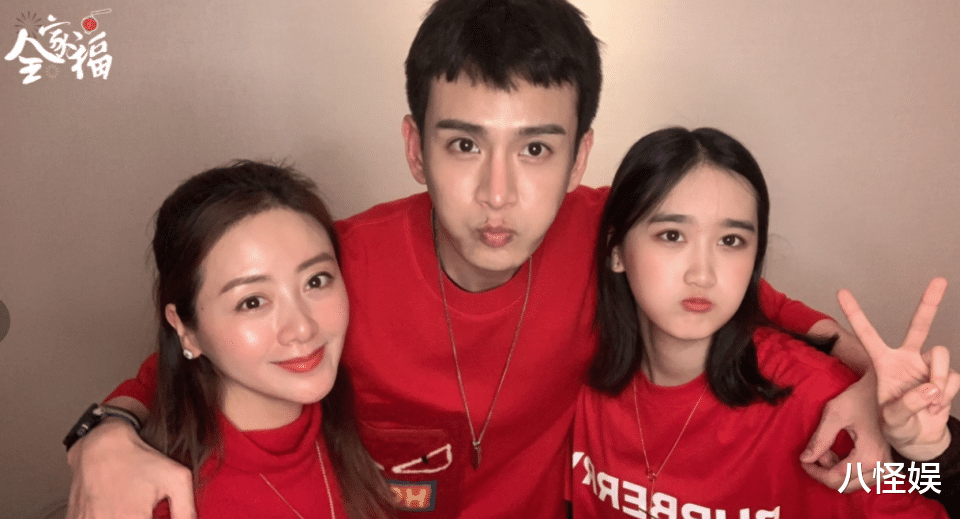 经超夫妇牵手逛街，看彼此眼神快溢出蜜，小李琳“幸福肥”仍好美