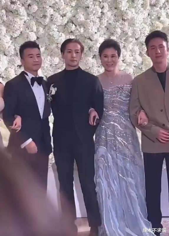 王嘉尔参加朋友婚礼,行为举止被吐槽,温州酒席菜色引争议!