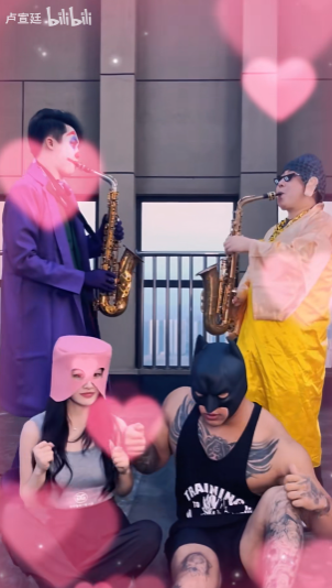 本想把脸埋进健身欧尼酱的缝里，不料他们都成了“正宗大飞柱”