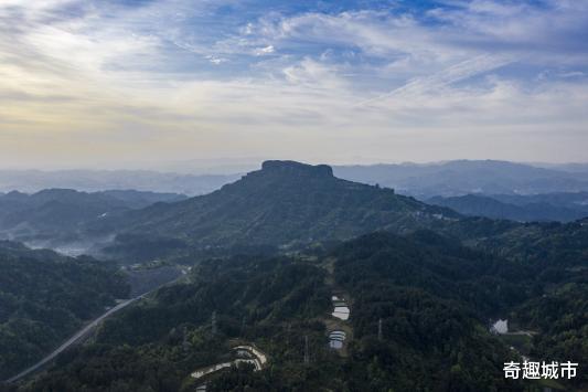 温泉|让央视点赞的“中国红叶第一山”，秋色与九寨齐名，游客却超少！