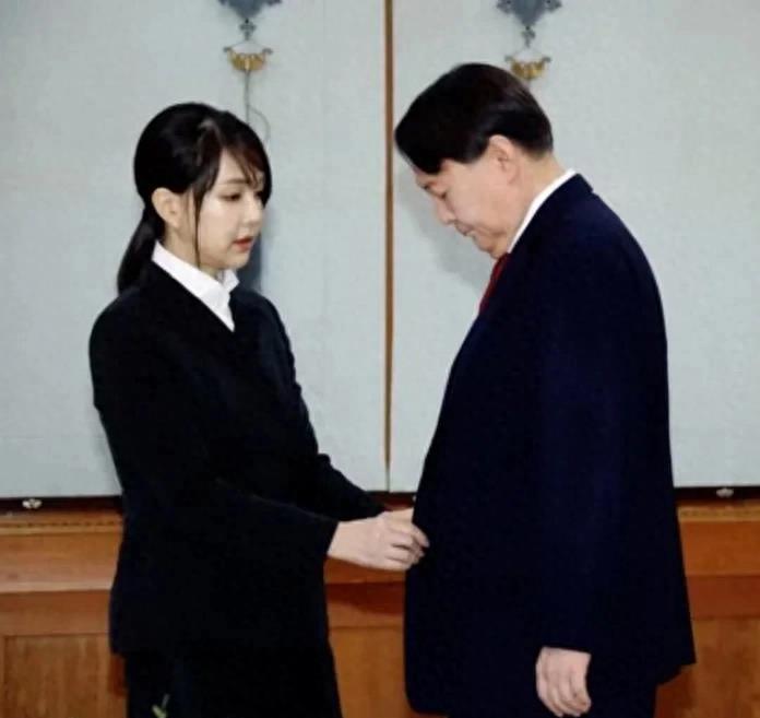 尹锡悦不管李在明死活,谁知老婆被舒尔茨看中,只能无奈尴尬陪笑!