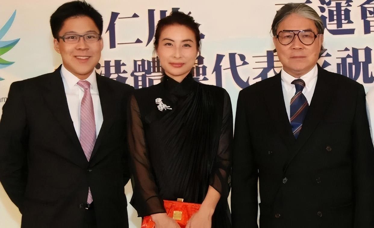 郭晶晶|郭晶晶罕见参加名媛聚会,站位边缘打扮格格不入,李嘉欣却在C位