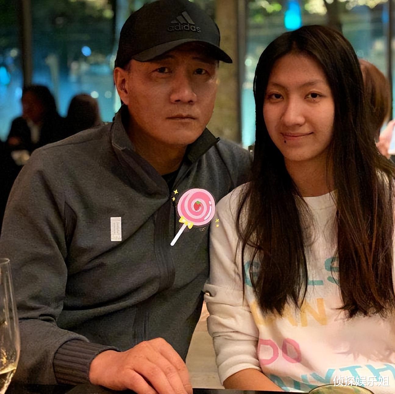 胡军晒全家福庆七夕，九儿康康遗传爸爸高个子，同款高颜值抢镜