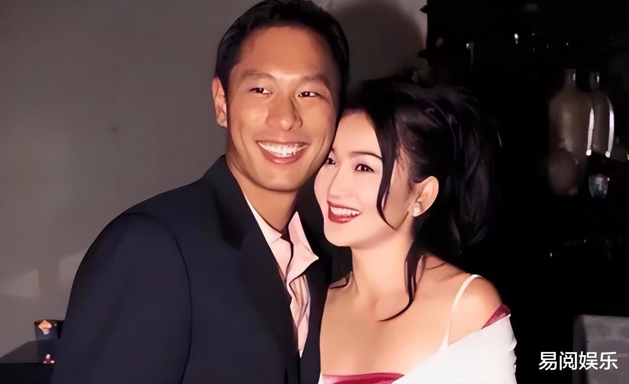 56岁温碧霞晒全家福,丑儿子面向老陈,13岁他看起来像31岁