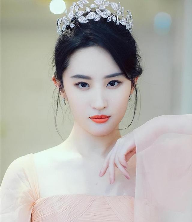 刘亦菲惊艳全球!8秒换F1赛车轮胎,网友惊呼:姐姐太酷啦!