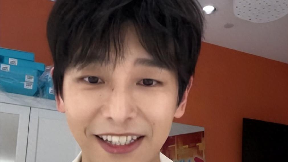 彭昱畅圈外女友曝光，身材窈窕面容姣好气质佳，大方承认恋情获赞