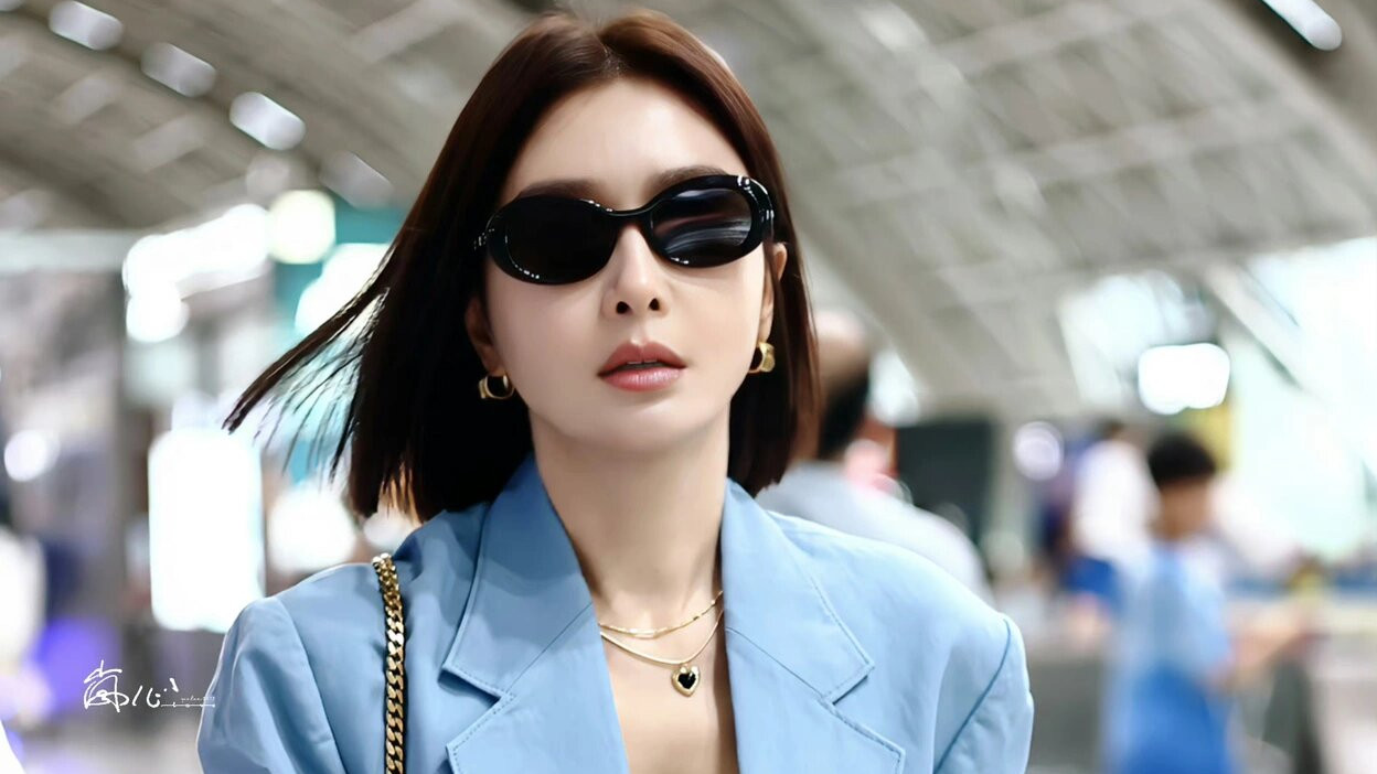 44岁秦岚带火了一种新穿法：“外面去开会，里面去夜店”，太减龄