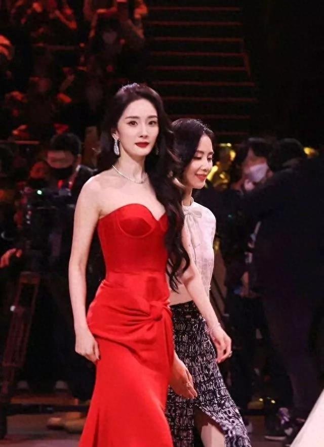 杨幂与刘诗诗同台竞技，身材在气质前黯然失色