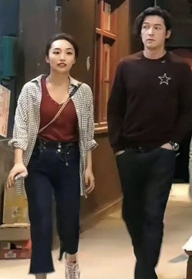 胡歌90后妻子罕见素颜现身,剪短发穿着朴素,产后半年身材恢复如初