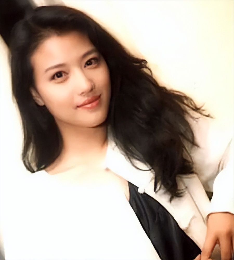 周海媚生前最后一次公开亮相,参加电影周活动,妆容精致少女十足