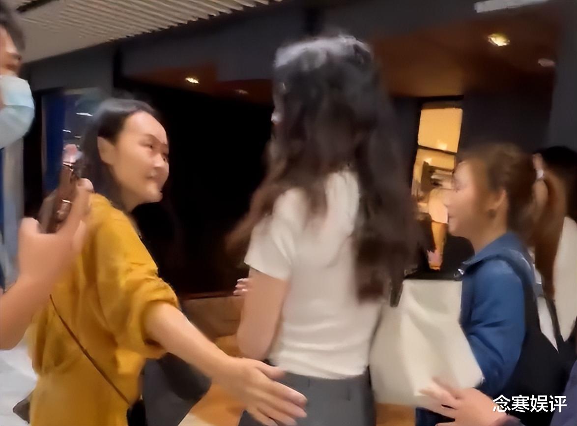 陈慧琳|太会保养了！50岁陈慧琳生图曝光，漂亮年轻身材好，对歌迷超级好