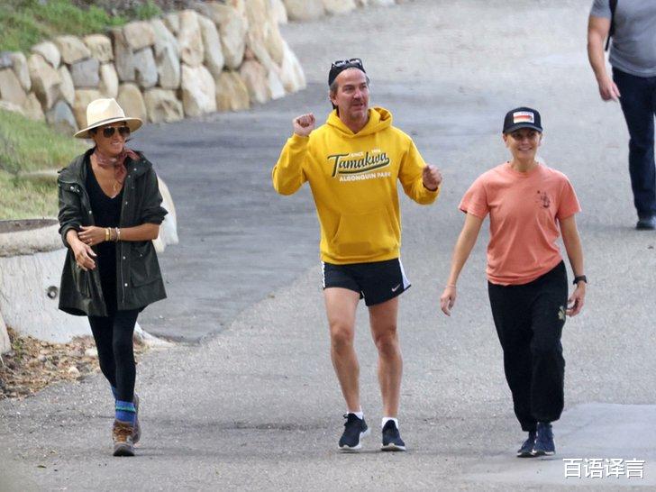 |查尔斯加冕典礼未结束,梅根穿低胸衣抢风头,威廉霸气回击