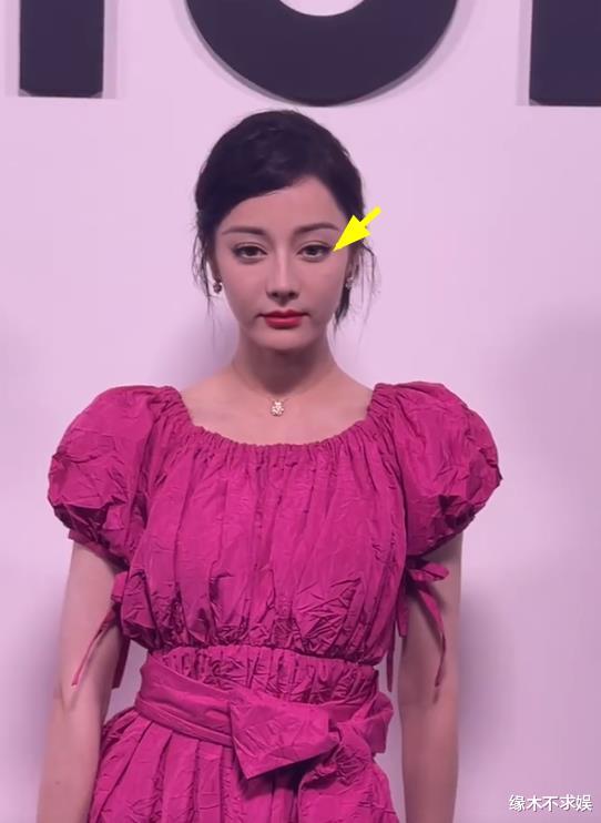 迪丽热巴造型引争议!一身行头超2万,生图嘴唇下垂,撞脸悲伤蛙!